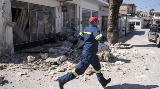 Διασώστης μετά σεισμό