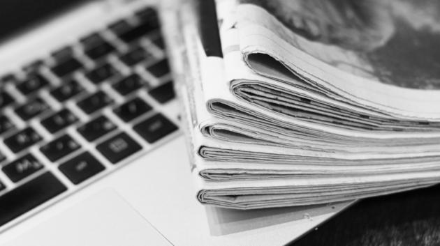 Εφημερίδα και λάπτοπ