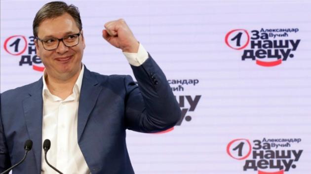 Αλεξάνταρ Βούτσιτς χαμογελαστός