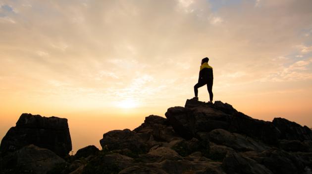 Ορειβάτης σε κορυφή βουνού