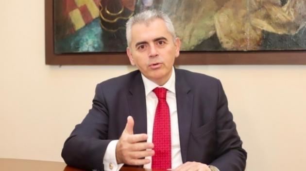 Άνδρας με κοστούμι γραφείου