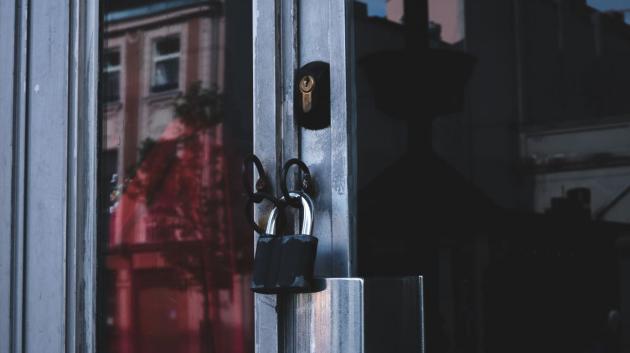 Λουκέτο σε βιτρίνα