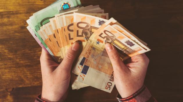 Χέρια με ευρώ χαρτονομίσματα