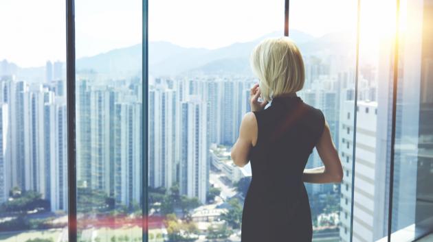 Γυναίκα CEO σε γραφείο