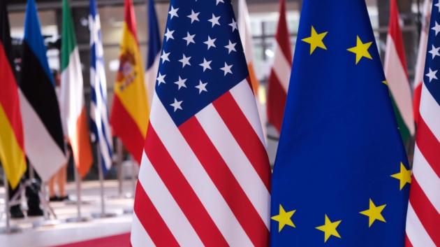 Σημαίες ΗΠΑ και ΕΕ