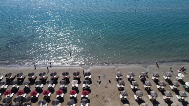 Παραλία με ομπρέλες και θάλασσα