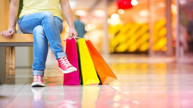 Καταναλωτής με σακούλες