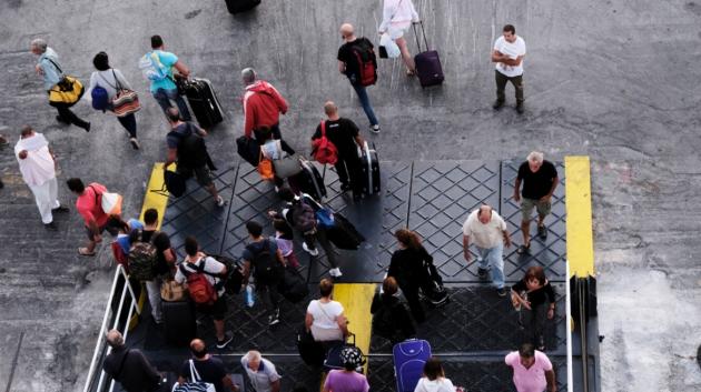 Επιβάτες στο λιμάνι Πειραιά