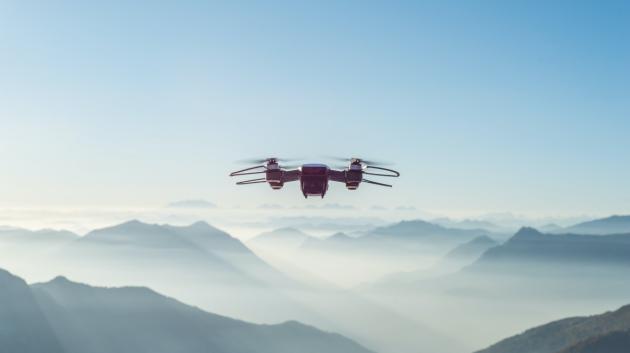 Drone πάνω από βουνά