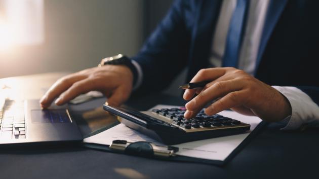 Λογιστής με αριθμομηχανή