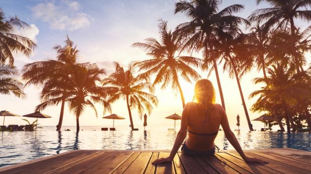 Γυναίκα σε τροπικό θέρετρο