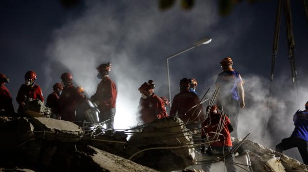 Διασώστες σε ερείπια Τουρκίας
