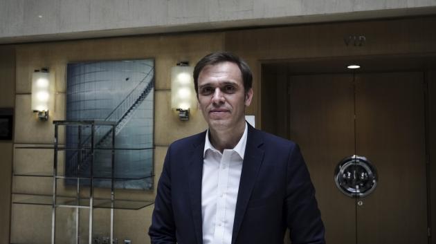 Άνδρας με κοστούμι