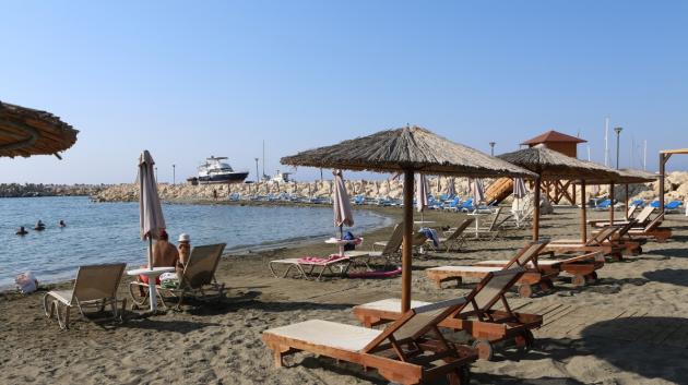 Ομπρέλες παραλίας και ξαπλώστρες