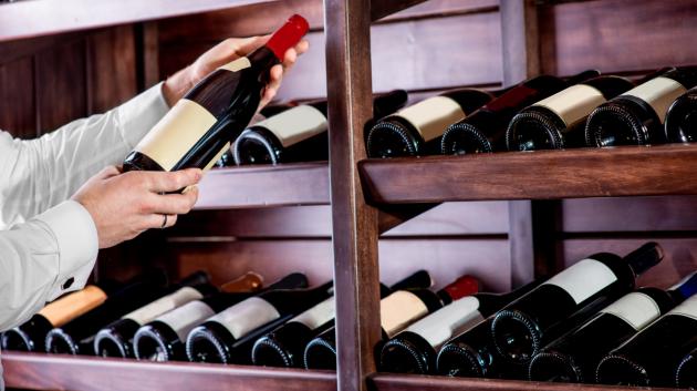 Φιάλη κρασιού σε κελάρι