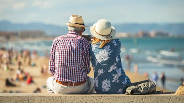 Συνταξιούχοι σε παραλία