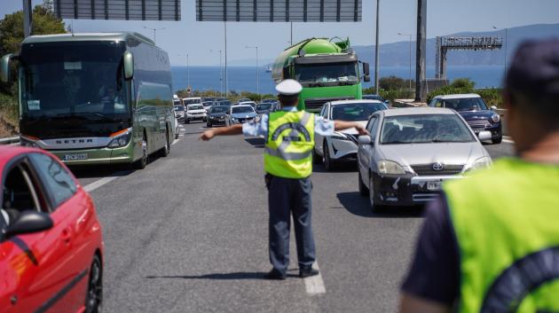 Τροχονόμος ρυθμίζει κίνηση