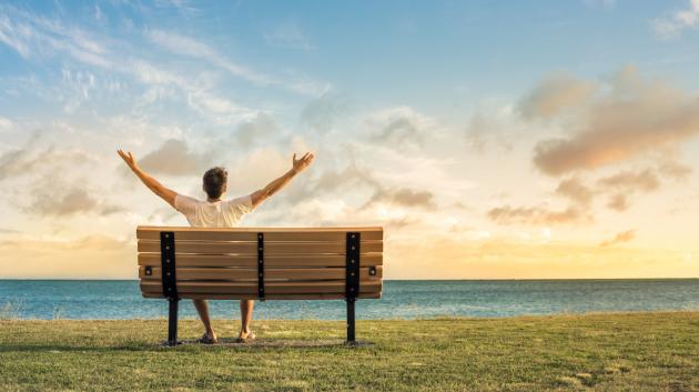 Άντρας σε παγκάκι