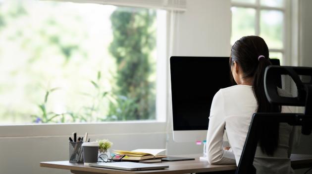 Γυναίκα σε γραφείο