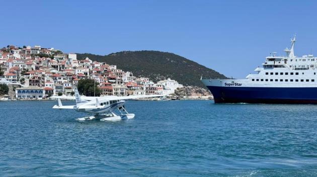 Υδροπλάνο και πλοίο στο λιμάνι