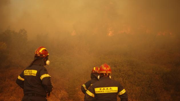 Πυροσβέστες μάχη πυρκαγιάς