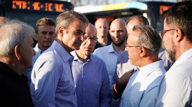 Κυριάκος Μητσοτάκης συζήτηση λεωφορεία