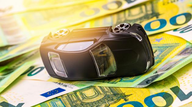 Αυτοκίνητο σε χαρτονομίσματα ευρώ