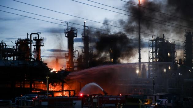 Βιομηχανική φωτιά διυλιστηρίου