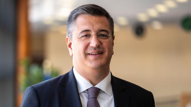 Απόστολος Τζιτζικώστας πορτρέτο