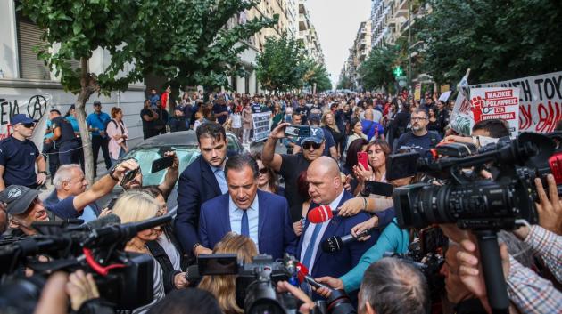 Πλήθος δημοσιογράφων δρόμος