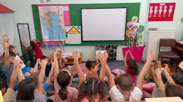 Παιδιά σε τάξη σχολείου