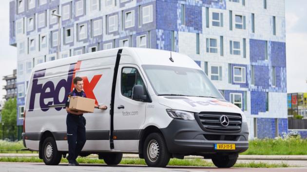 FedEx υπάλληλος παράδοση δέματος