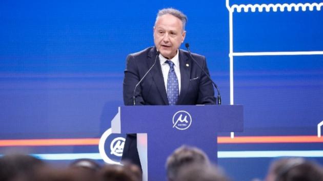 Ο Άγγελος Αγγελούδης στο μετρό