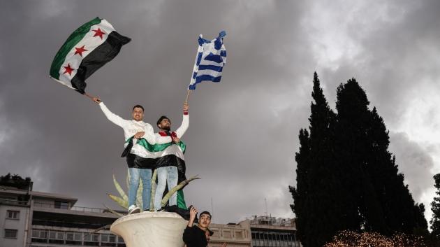 Διαδηλωτές με σημαίες