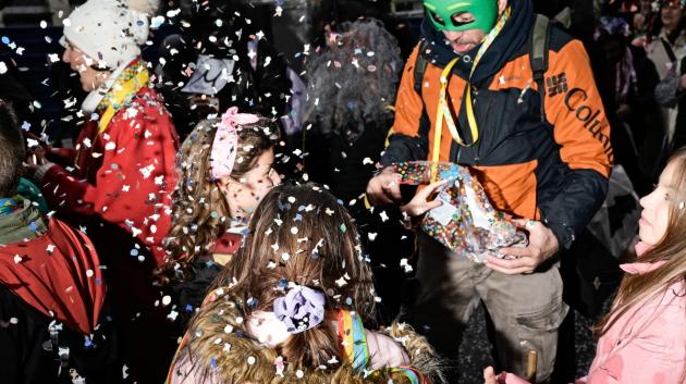 Καρναβαλιστές σε αποκριάτικη παρέλαση