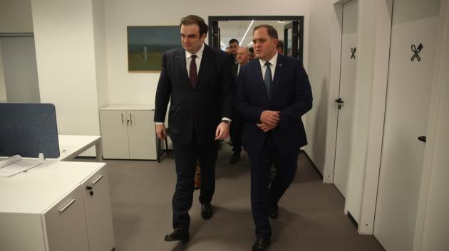 Κυριάκος Πιερρακάκης γραφείο