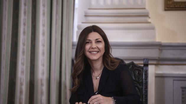 Σοφία Ζαχαράκη χαμογελά