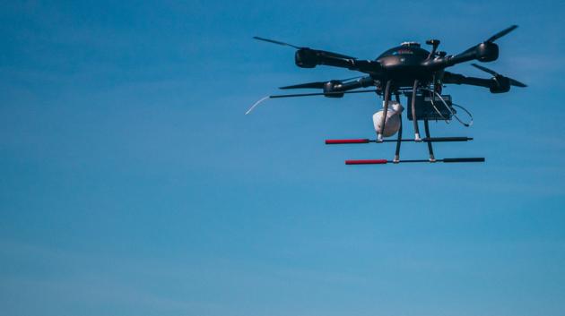 Σύγχρονο drone στον ουρανό