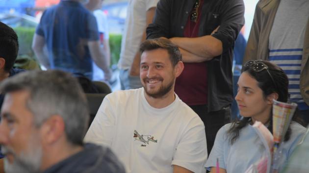 Χαμογελαστός άνδρας εκδήλωση