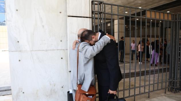 Άνθρωποι αγκαλιά στο δικαστήριο