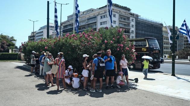 Τουρίστες στον καύσωνα Αθήνας
