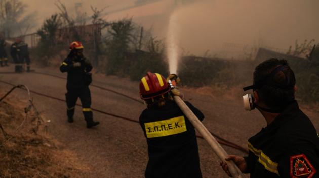 Πυροσβέστης στη φωτιά