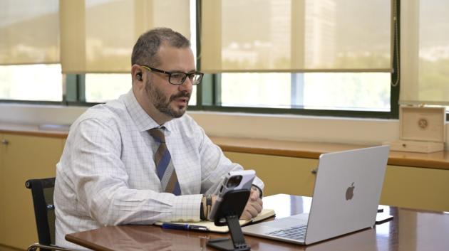 Άνδρας σε γραφείο