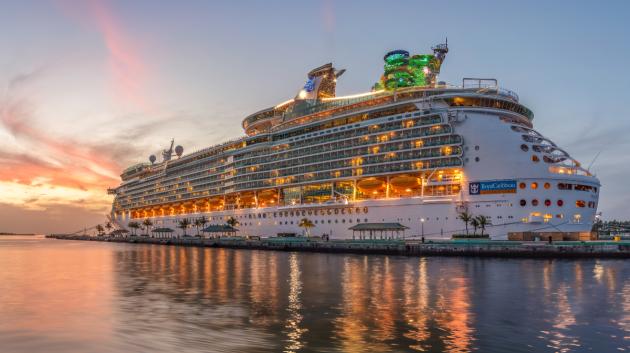 Κρουαζιερόπλοιο σε λιμάνι