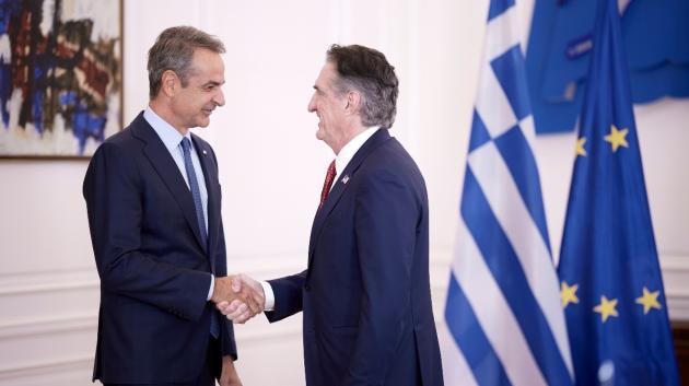 Κυριάκος Μητσοτάκης χειραψία