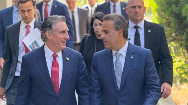 Επιχειρηματίας σε συνομιλία