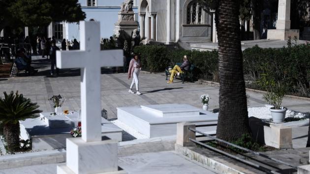 μαρμάρινος σταυρός νεκροταφείου