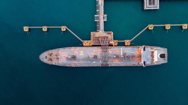 δεξαμενόπλοιο σε σταθμό LNG