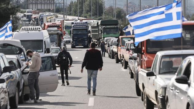 Αγρότες με σημαίες Ελλάδας