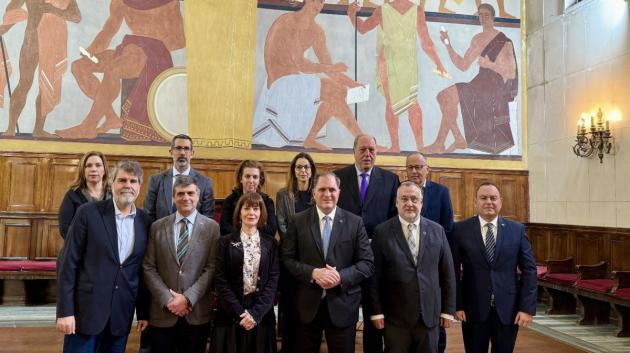 Άτομα σε υπογραφή συνεργασίας της ΑΑΔΕ με τα Πανεπιστήμια